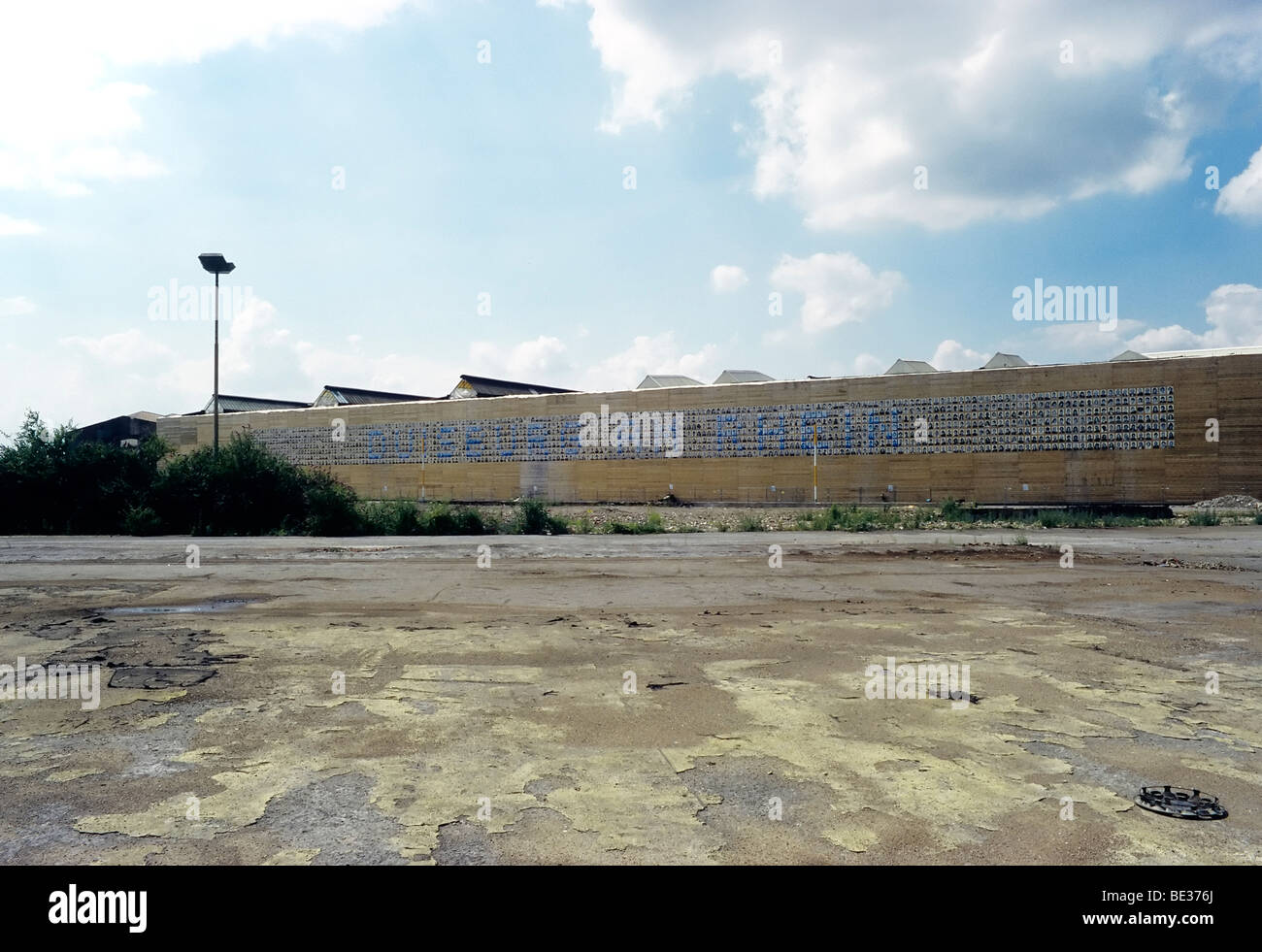 Terreni a riposo nella parte anteriore di un ex mulino di acciaio, sito di costruzione per un nuovo quartiere della città sul Reno, Duisburg Hochfeld, Renania del Nord Foto Stock