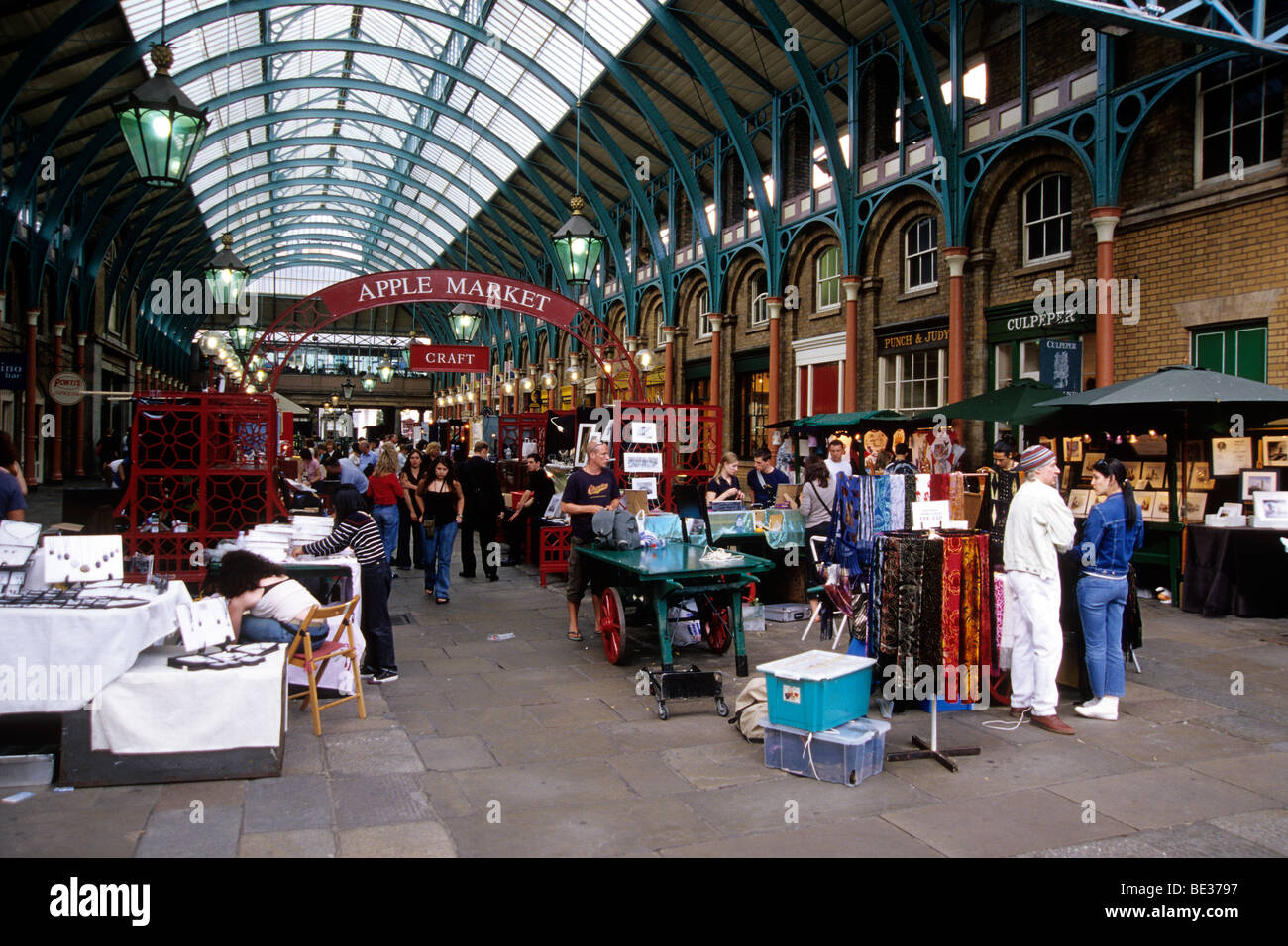 Lo shopping al mercato di Covent Garden, il mercato, il West End di Londra, Inghilterra, Regno Unito, Europa Foto Stock