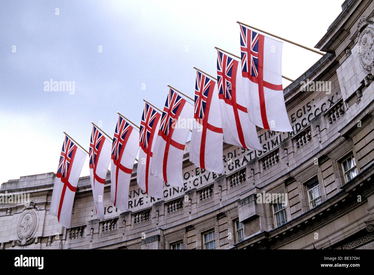 Bandiere nazionali all'Admiralty Arch, The Mall, St James's, Londra, Inghilterra, Regno Unito, Europa Foto Stock