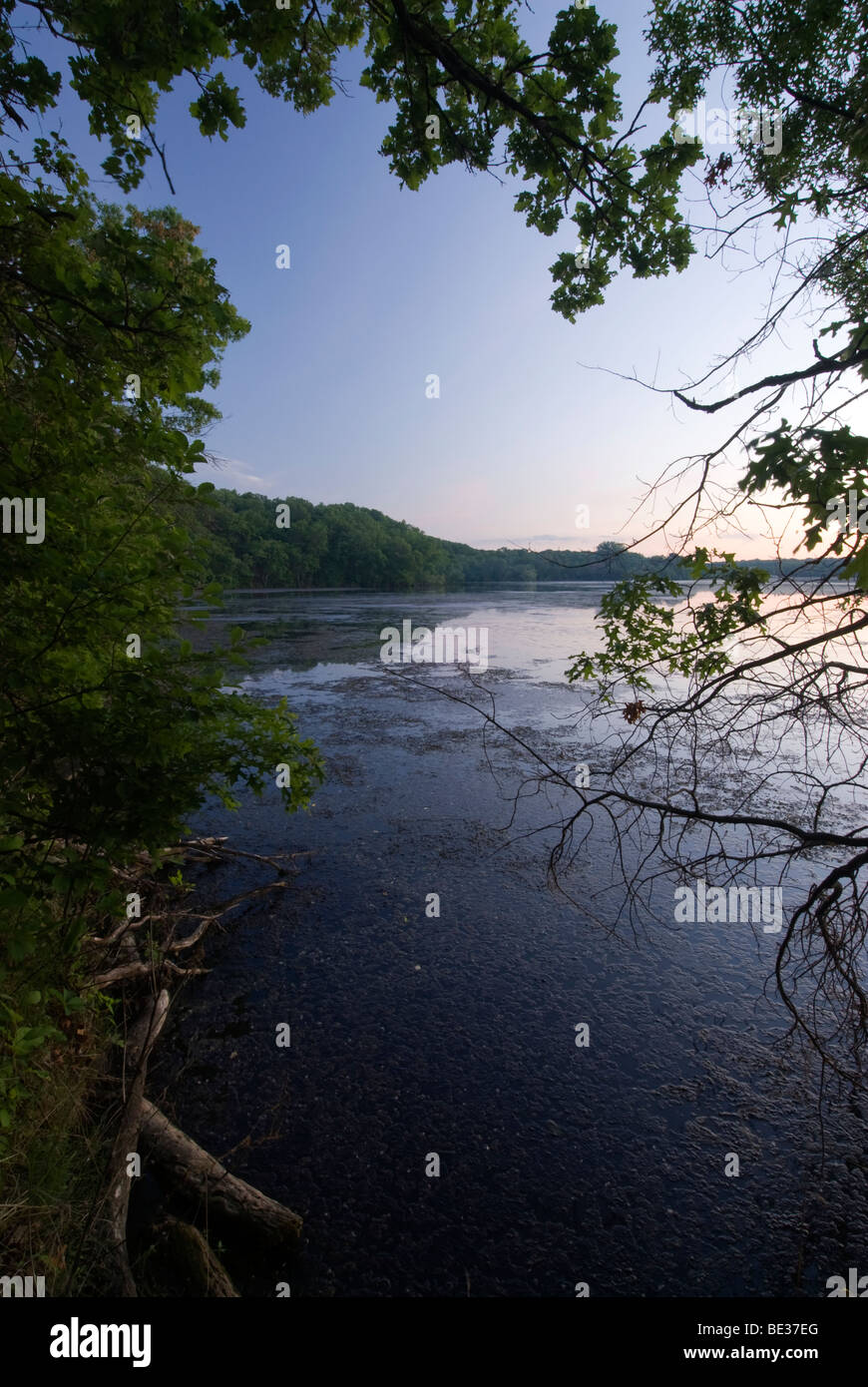 Little Falls Lago, Willow River State Park, Wisconsin, Stati Uniti d'America. Il tramonto. Foto Stock