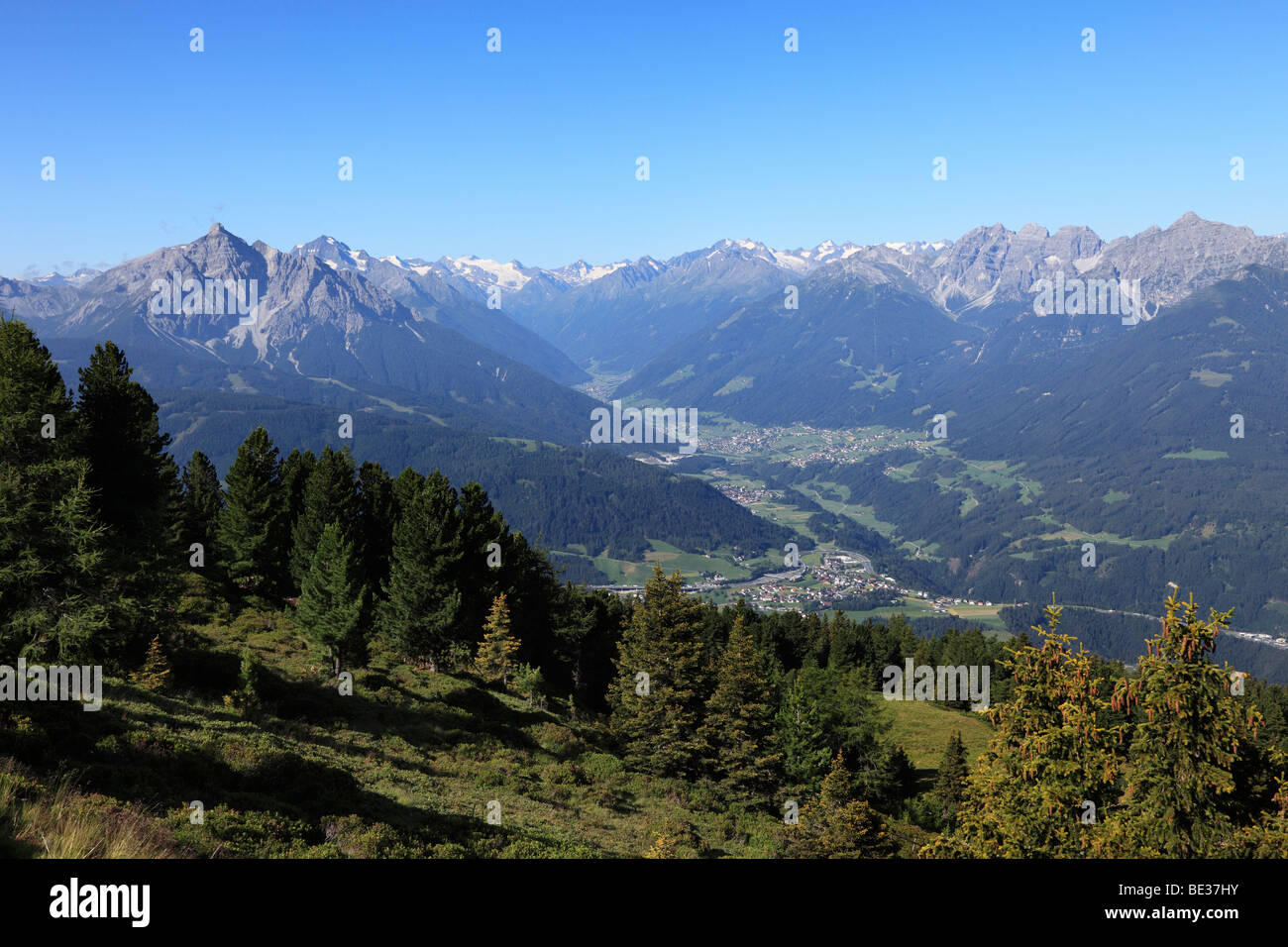 Vista da Mt. Patscherkofel sulla valle dello Stubai, Alpi dello Stubai in Tirolo, Austria, Europa Foto Stock