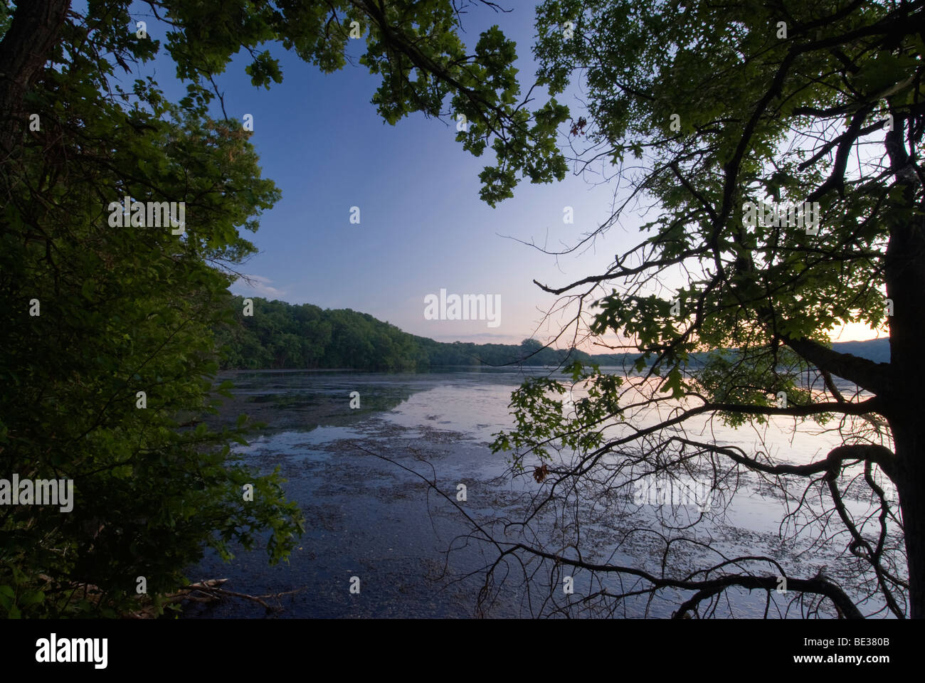 Little Falls Lago, Willow River State Park, Wisconsin, Stati Uniti d'America. Il tramonto. Foto Stock
