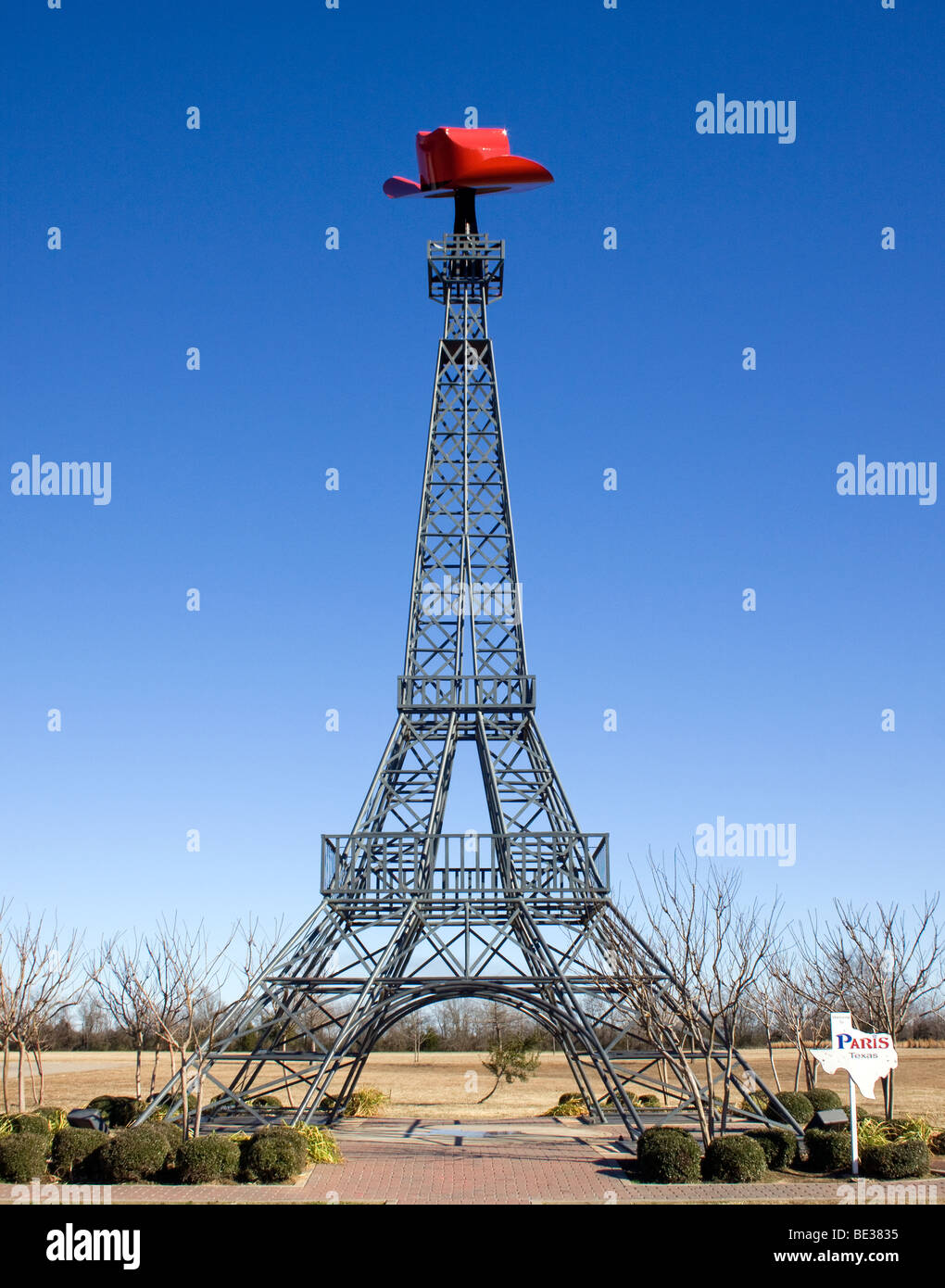 La Torre Eiffel e il cappello da cowboy replica in Paris Texas Foto Stock