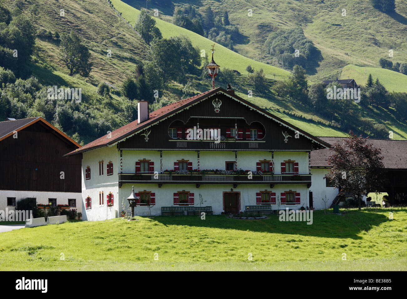Tipica casa colonica toscana, Gut Krotmoos nella valle di Rauris, del Pinzgau, stato federale di Salisburgo, Austria, Europa Foto Stock