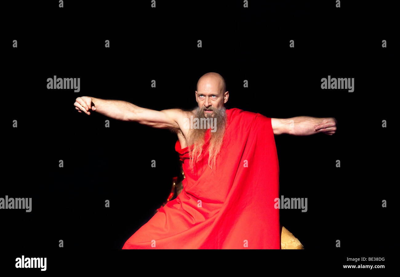 Kung Fu fighter con una lunga barba vestito come un monaco su un palcoscenico teatrale, Nuovo Anno Cinese festival del Kung Fu Academy in Foto Stock