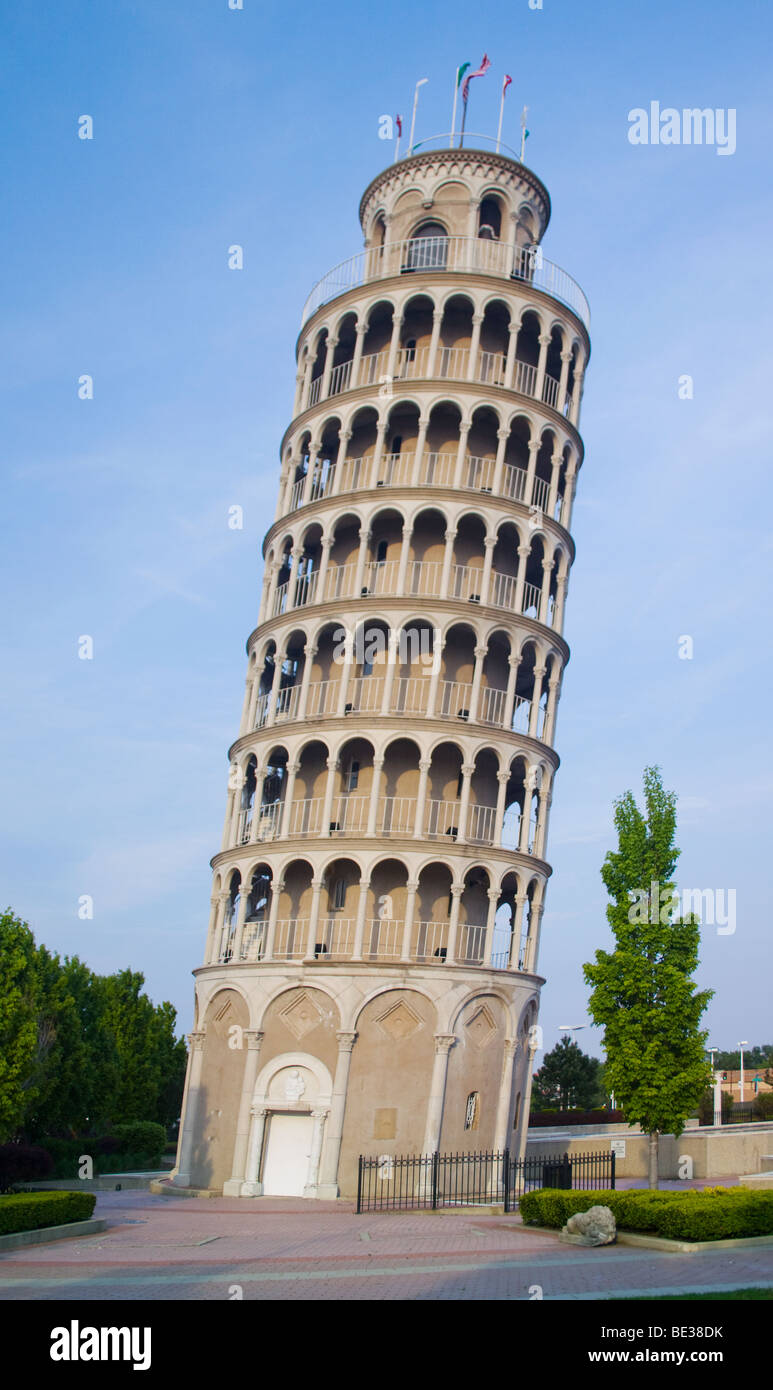 Replica della Torre Pendente d'Italia di Pisa a Niles, Illinois, un omaggio di mezza grandezza al famoso monumento e a un'amata attrazione lungo la strada. Foto Stock
