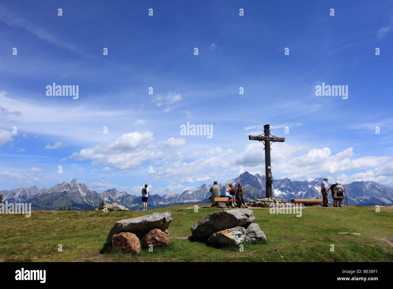 Vertice di croce su Mt. Rossbrand, nel retro Mt. Dachstein Pongau, Land Salzburg, Salisburgo, Austria, Europa Foto Stock