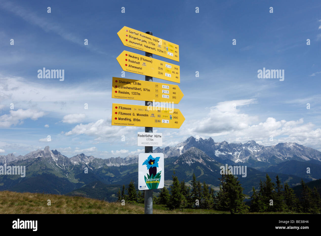 Segno posto su Mt. Rossbrand, nel retro Mt. Dachstein Pongau, Land Salzburg, Salisburgo, Austria, Europa Foto Stock