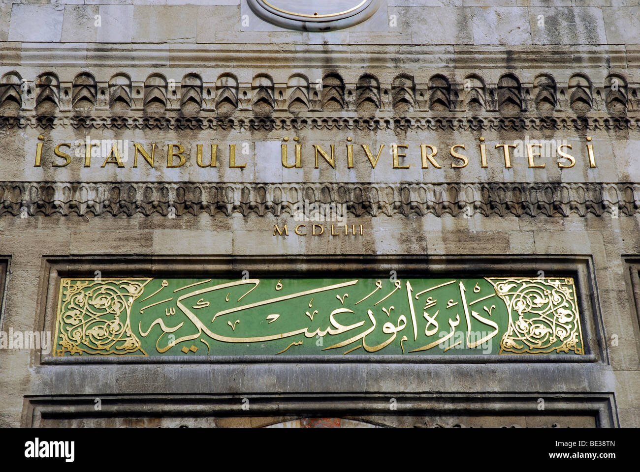 Lettering presso il cancello anteriore della vecchia università, Istanbul Universitesi, Beyazit Square, Istanbul, Turchia Foto Stock