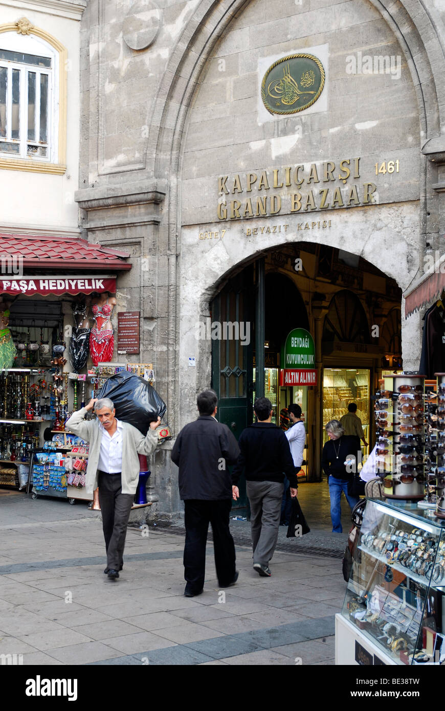 Gateway per il mercato coperto, Gran Bazaar Kapali Carsi, Istanbul, Turchia Foto Stock