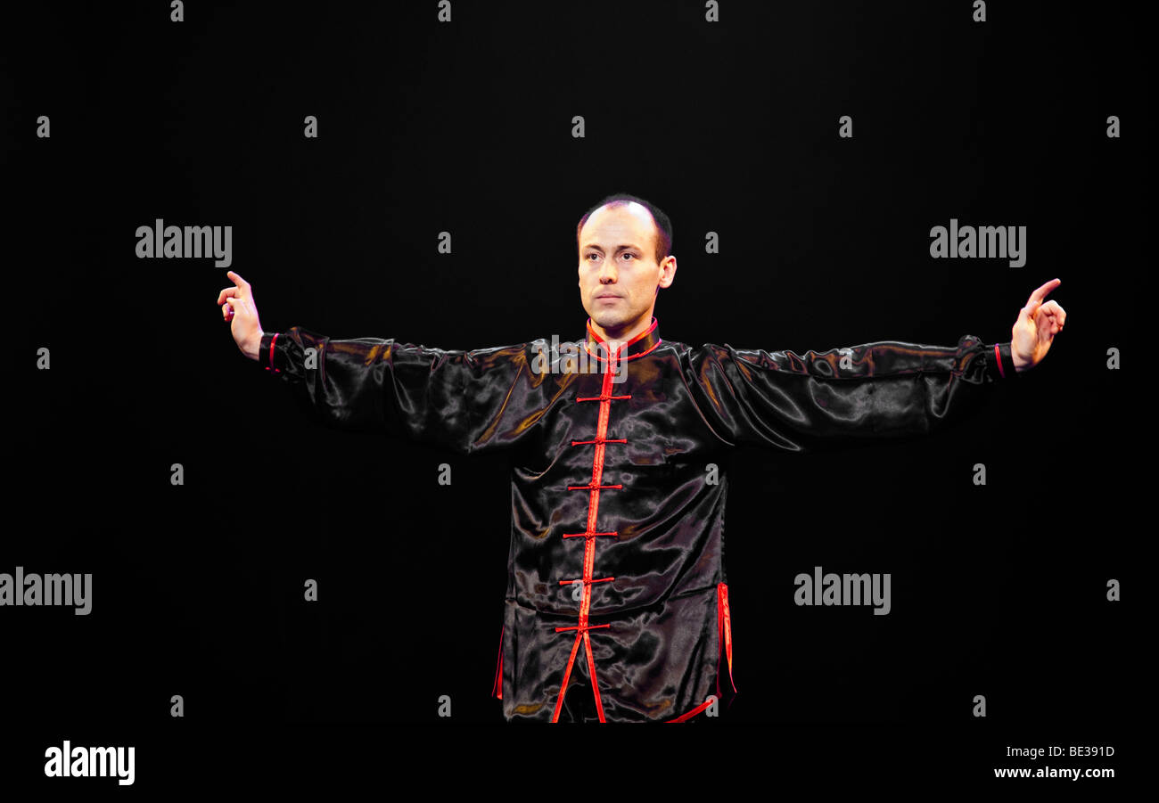 Kung Fu fighter Jan-Benedict Werner con le braccia tese indossando un nero, Cinese Kung Fu suit, il nuovo anno cinese del festival Foto Stock