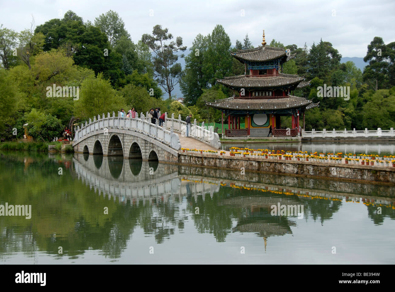 Ponte e pagoda si riflette nel Black Dragon Pool, Lijiang, Sito Patrimonio Mondiale dell'UNESCO, della provincia dello Yunnan, Repubblica Popolare o Foto Stock