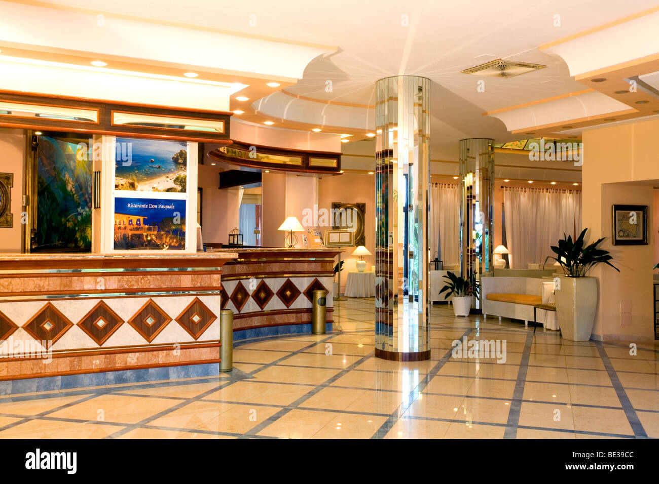 La lobby dell'hotel Kalura nella città di Cefalù sull'isola di Sicilia, Italia Foto Stock