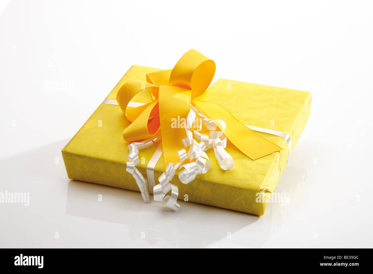 Confezione regalo con un nastro giallo Foto Stock