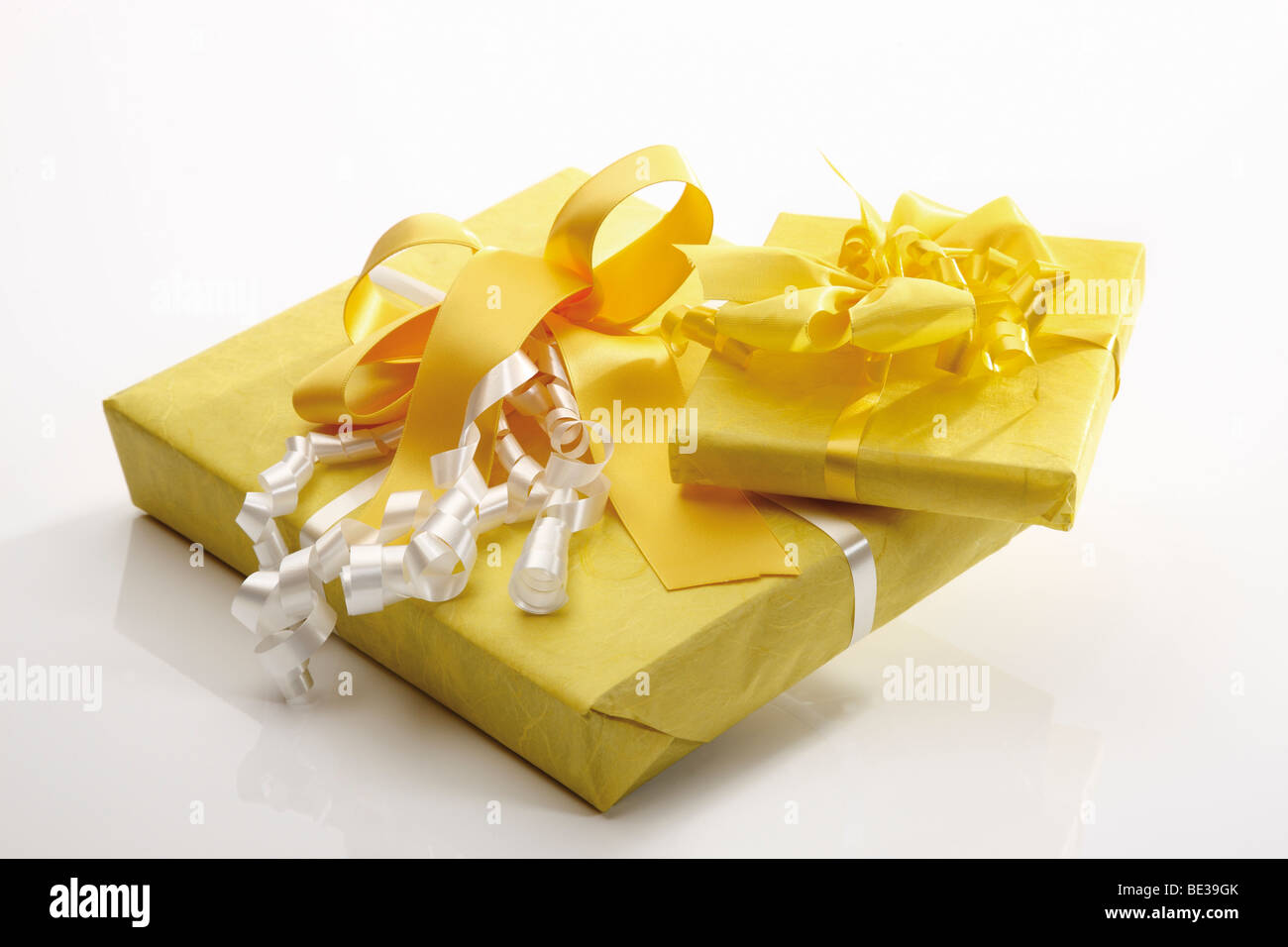 Confezione regalo con nastri di colore giallo Foto Stock