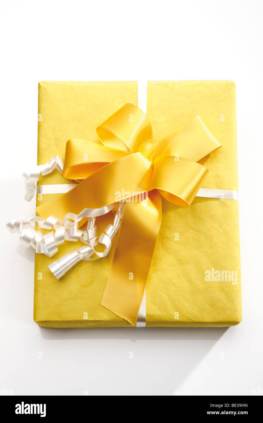 Confezione regalo con un nastro giallo Foto Stock