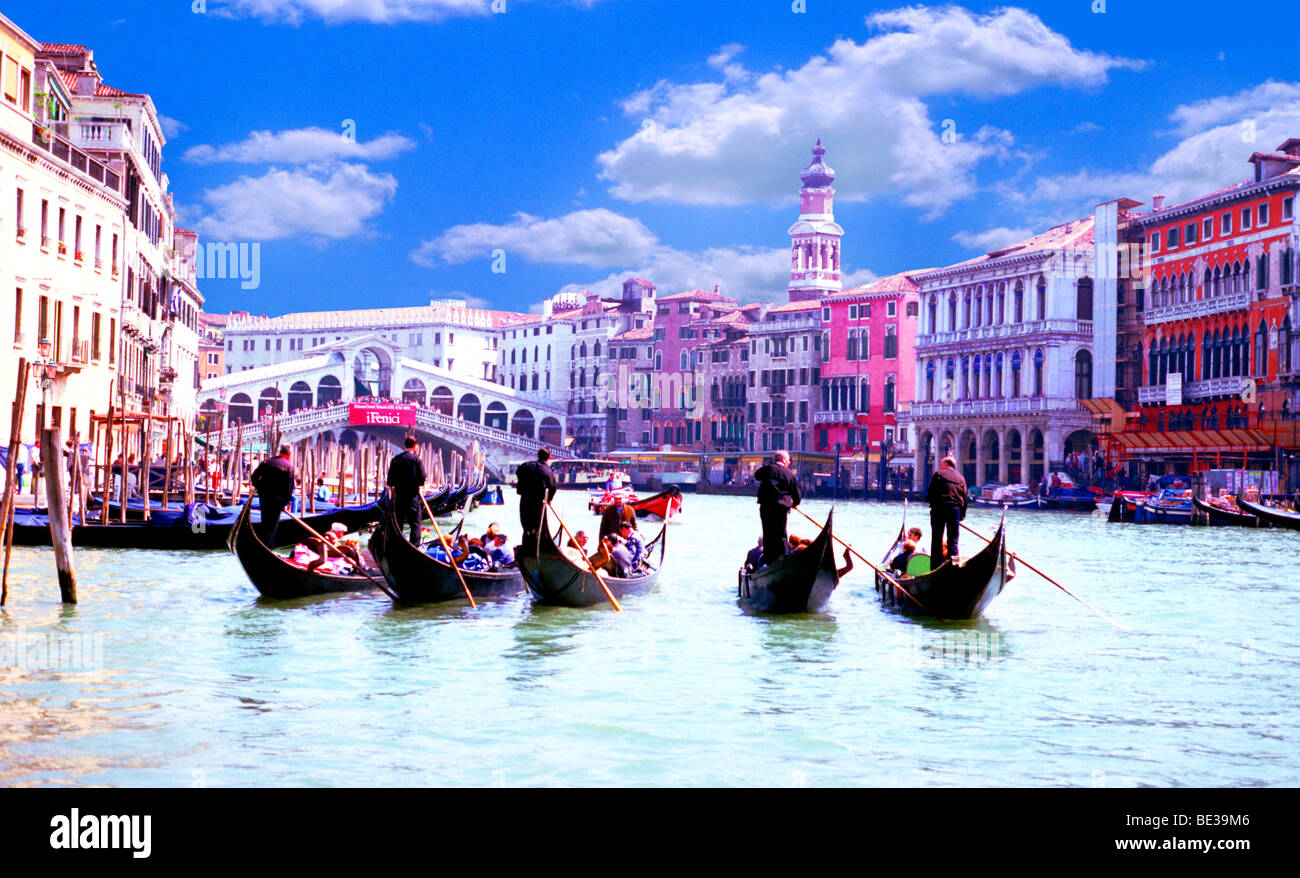 Una vista di 5 gondolieri in una fila sul Canal Grande vicino al Ponte di Rialto di Venezia, Italia Foto Stock
