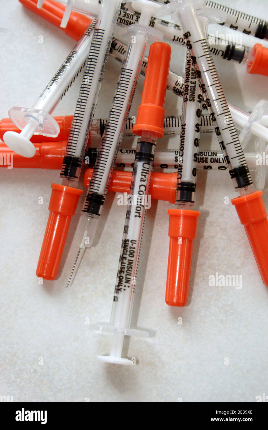 Pila di siringhe usate usato per animale iniezioni di insulina in attesa di essere riciclato Foto Stock