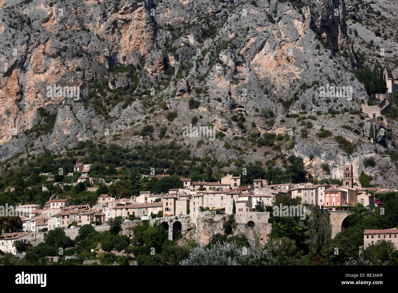 La cittadina di Moustiers Sainte Marie sul bordo delle Gorges du Verdon in Provenza di Francia Foto Stock