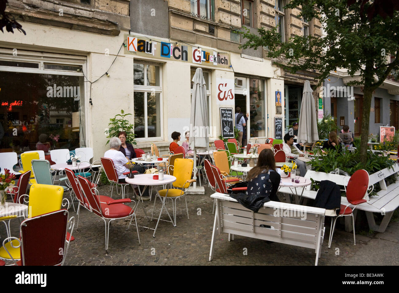 Kauf Dich Gluecklich, acquistare la vostra felicità, un cafe in Odeberger Strasse, quartiere di Prenzlauer Berg, Pankow, Berlino, Ger Foto Stock