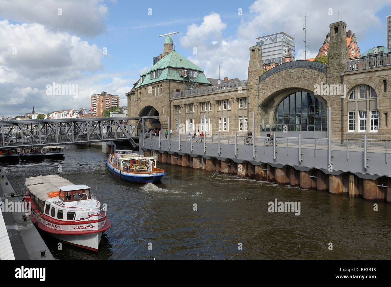 Al Landungsbruecken, ponti di atterraggio, il porto di Amburgo, Amburgo, Germania, Europa Foto Stock