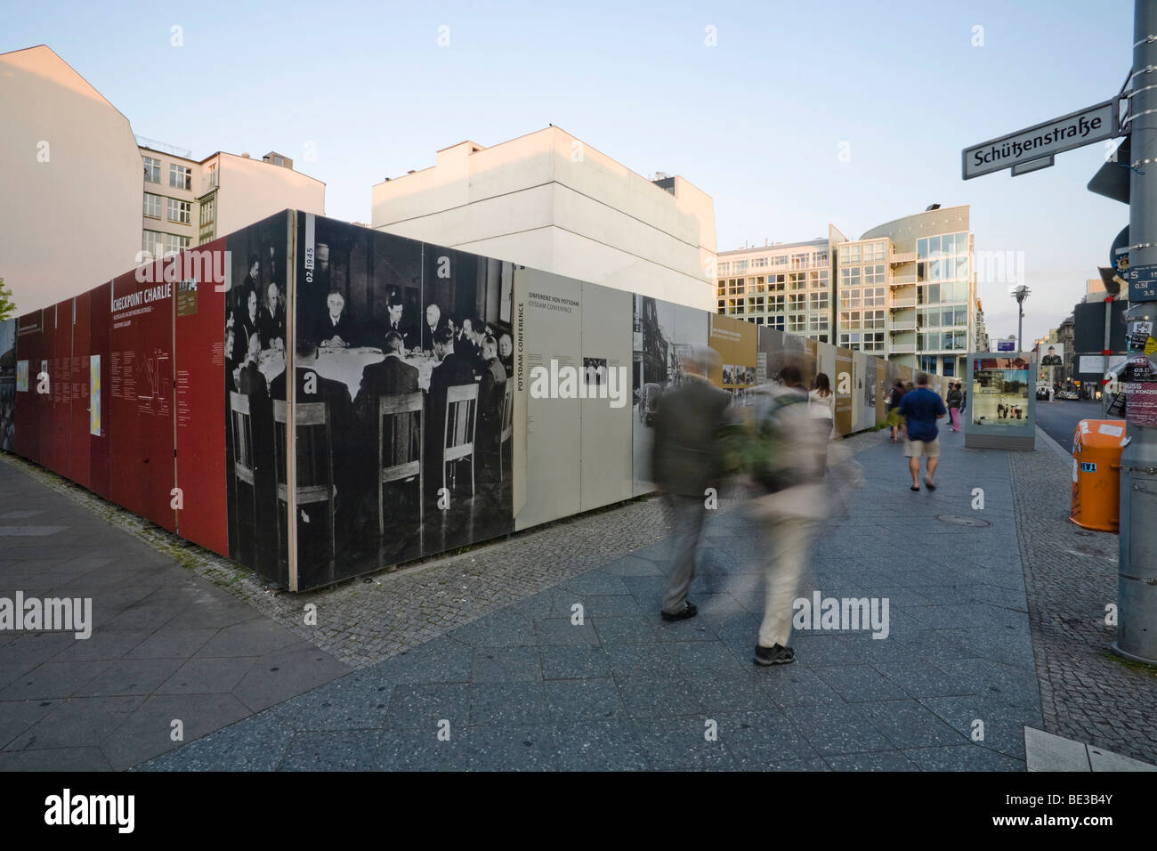 Esposizione e documentazione sul muro di Berlino, il Checkpoint Charlie, quartiere Mitte di Berlino, Germania, Europa Foto Stock