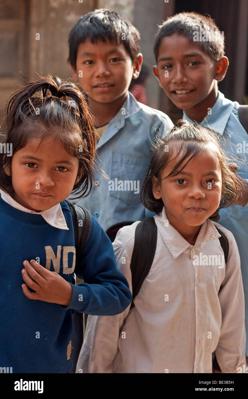 Curioso scuola nepalese kids in Bandipur, Nepal Foto Stock