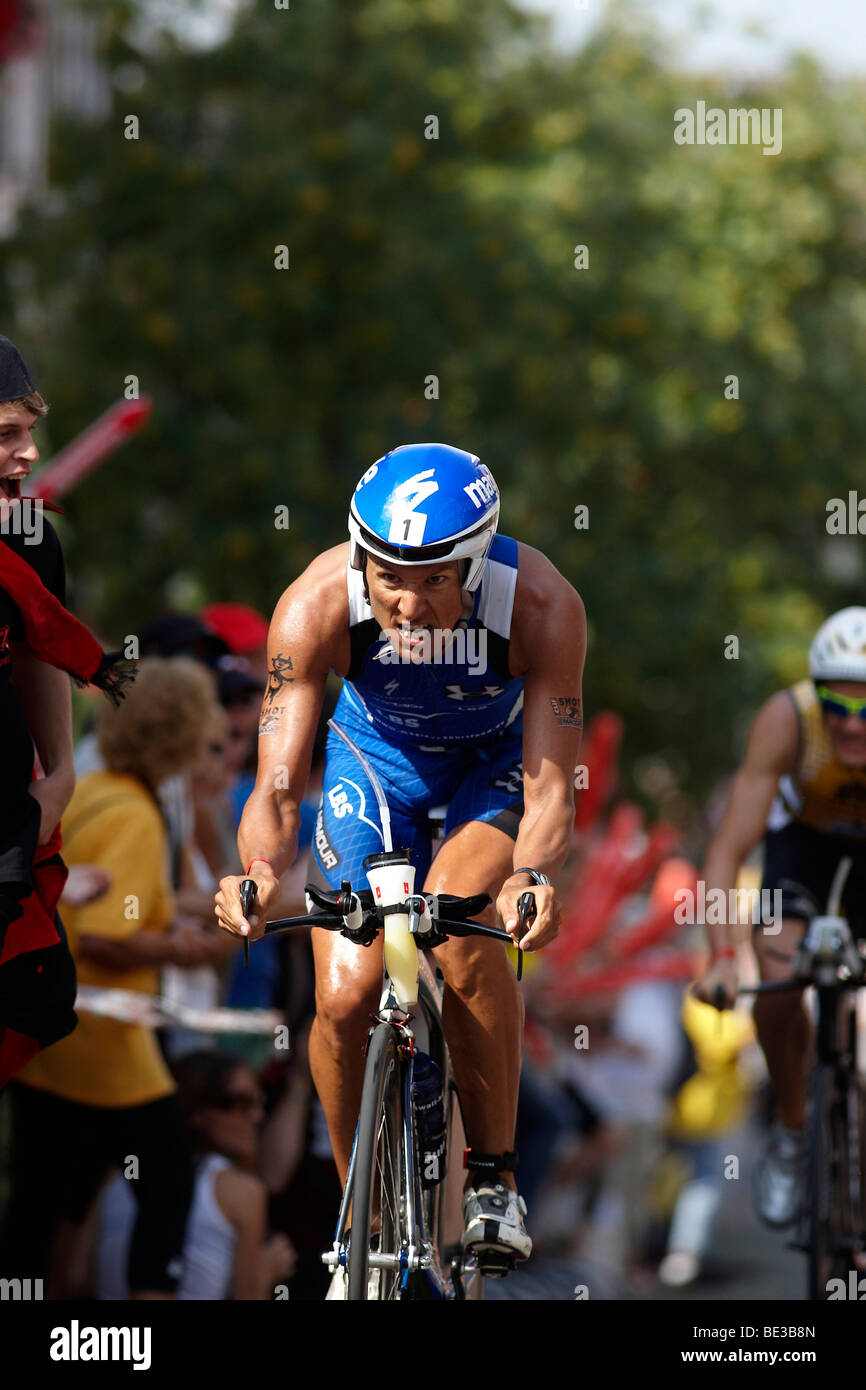 Triathlon, Chris Mc Cormack, Australia, sulla ciclabile, nel tratto di binario chiamato "l'Inferno", in Hochstadt, Ironman Germania, F Foto Stock