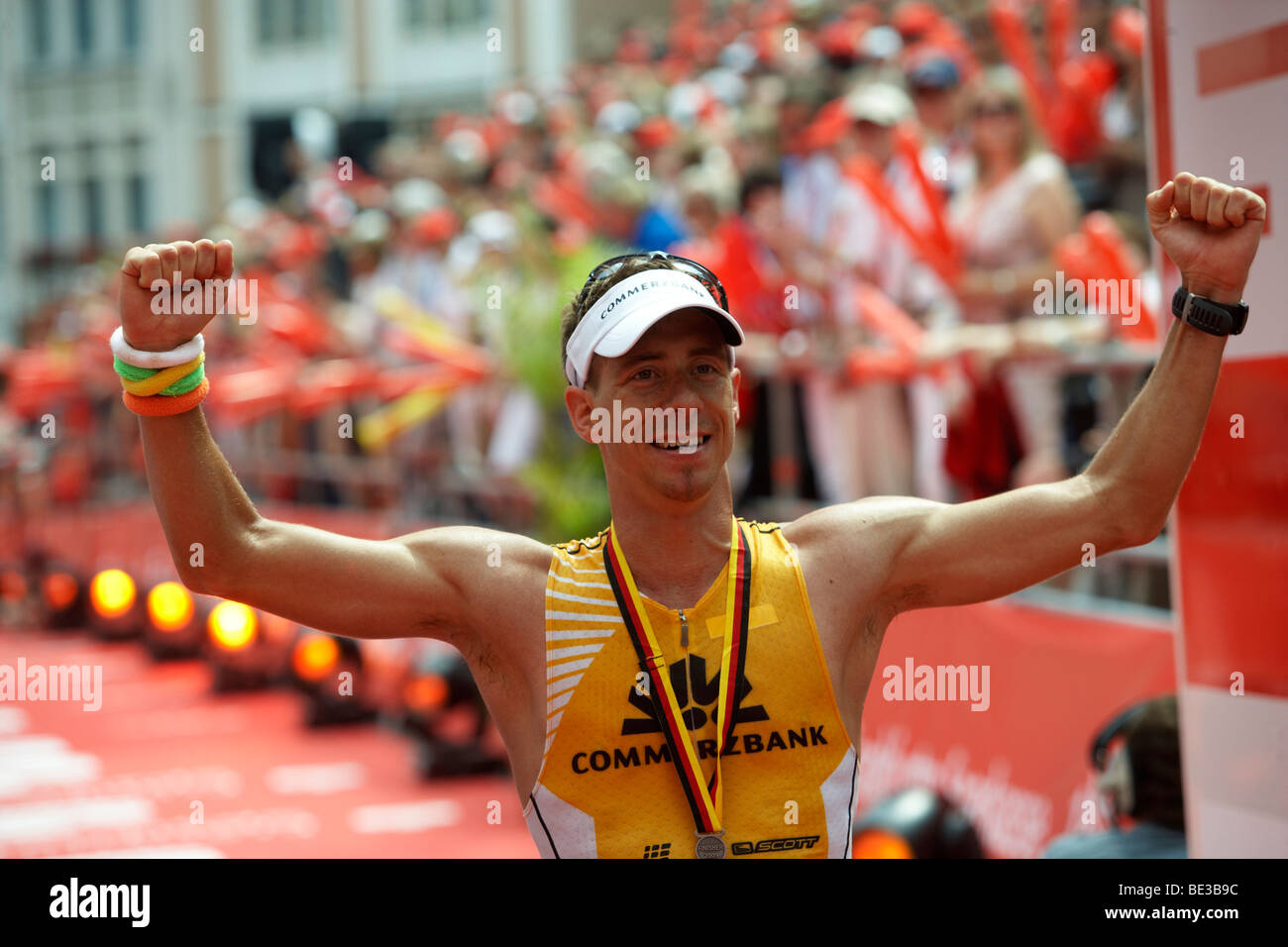 Il Triathlon, Mathias Hecht, Svizzera, al traguardo, Ironman Germania, Francoforte Hesse, Germania, Europa Foto Stock