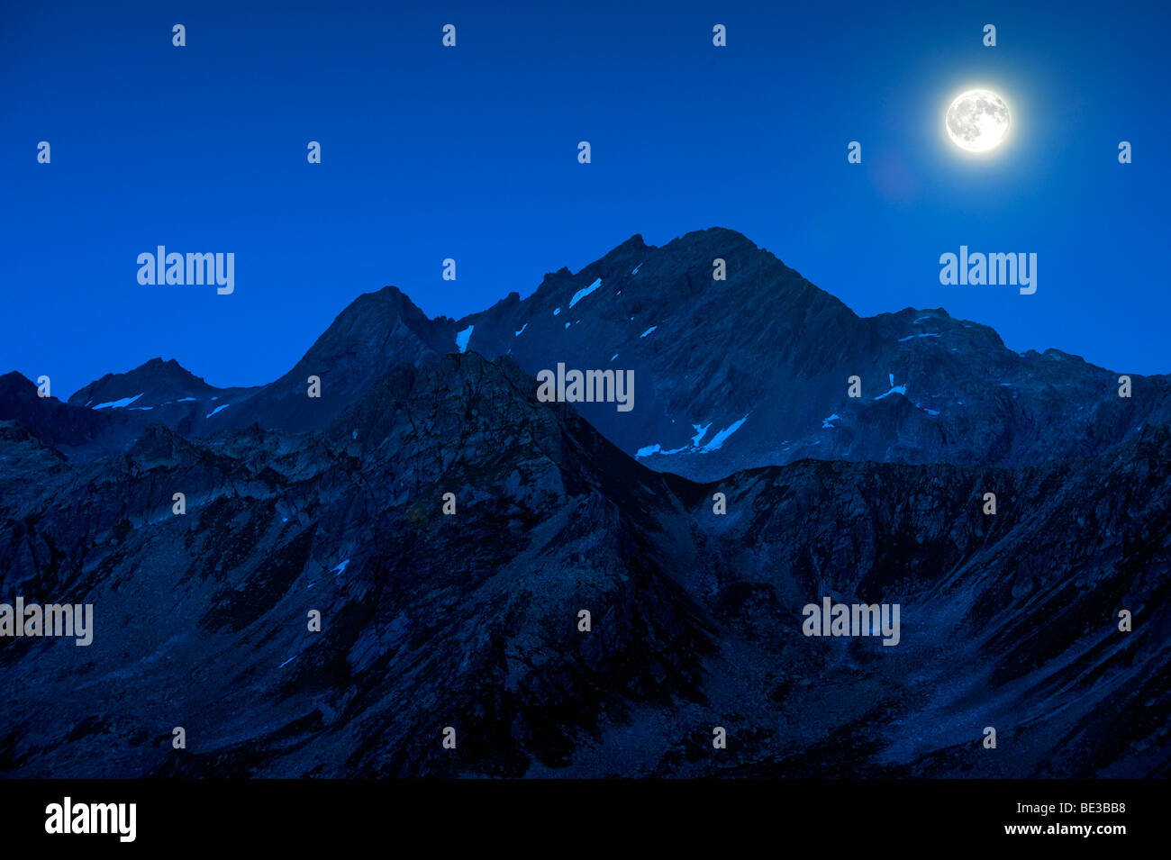 Luna piena su una montagna, Gaschurn, Montafon, Vorarlberg, Austria, Europa Foto Stock