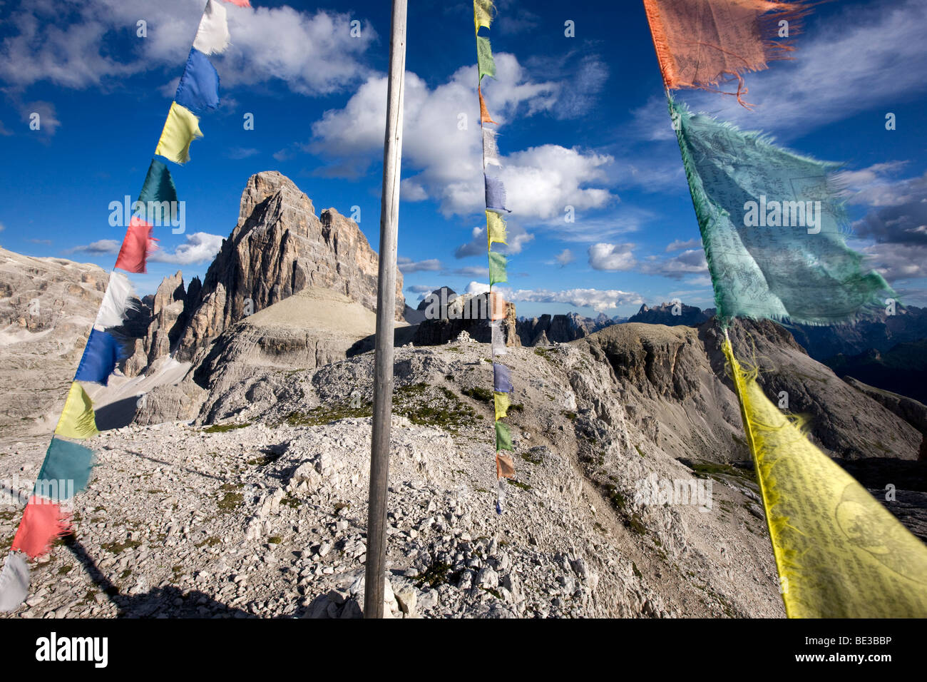 Bandiere di preghiera, Paternkofel, montagna Dolomiti di Sesto, Alto Adige, Italia, Europa Foto Stock