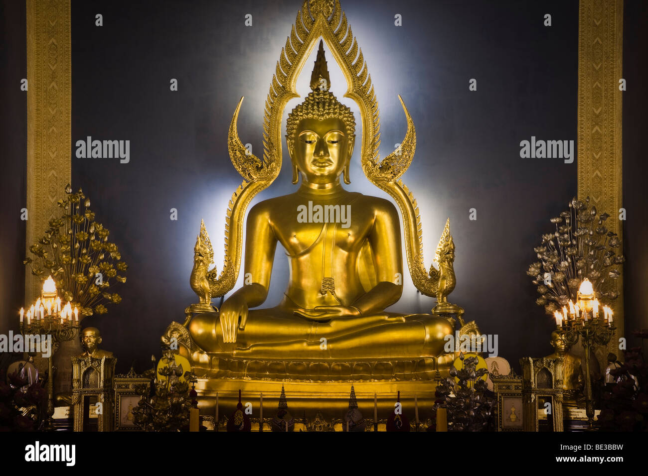 Thailandia, Bangkok, Wat Benchamabophit tempio il tempio in marmo, golden Buddha altare Foto Stock