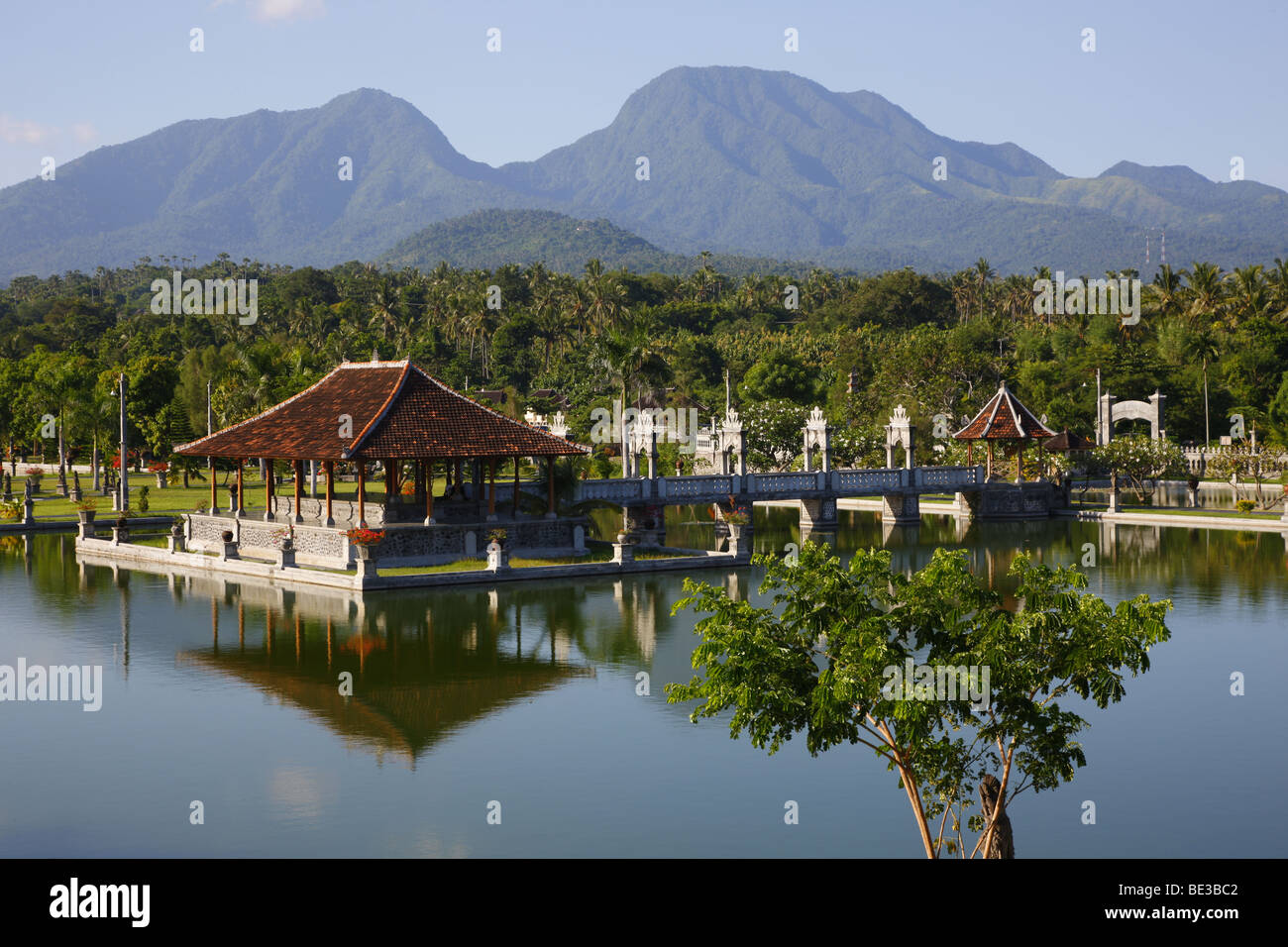 Taman Sakusada, moated castle, strada costiera, a sud-est di Bali, Repubblica di Indonesia, sud-est asiatico Foto Stock
