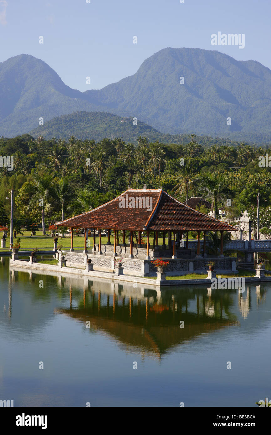 Taman Sakusada, moated castle, strada costiera, a sud-est di Bali, Repubblica di Indonesia, sud-est asiatico Foto Stock