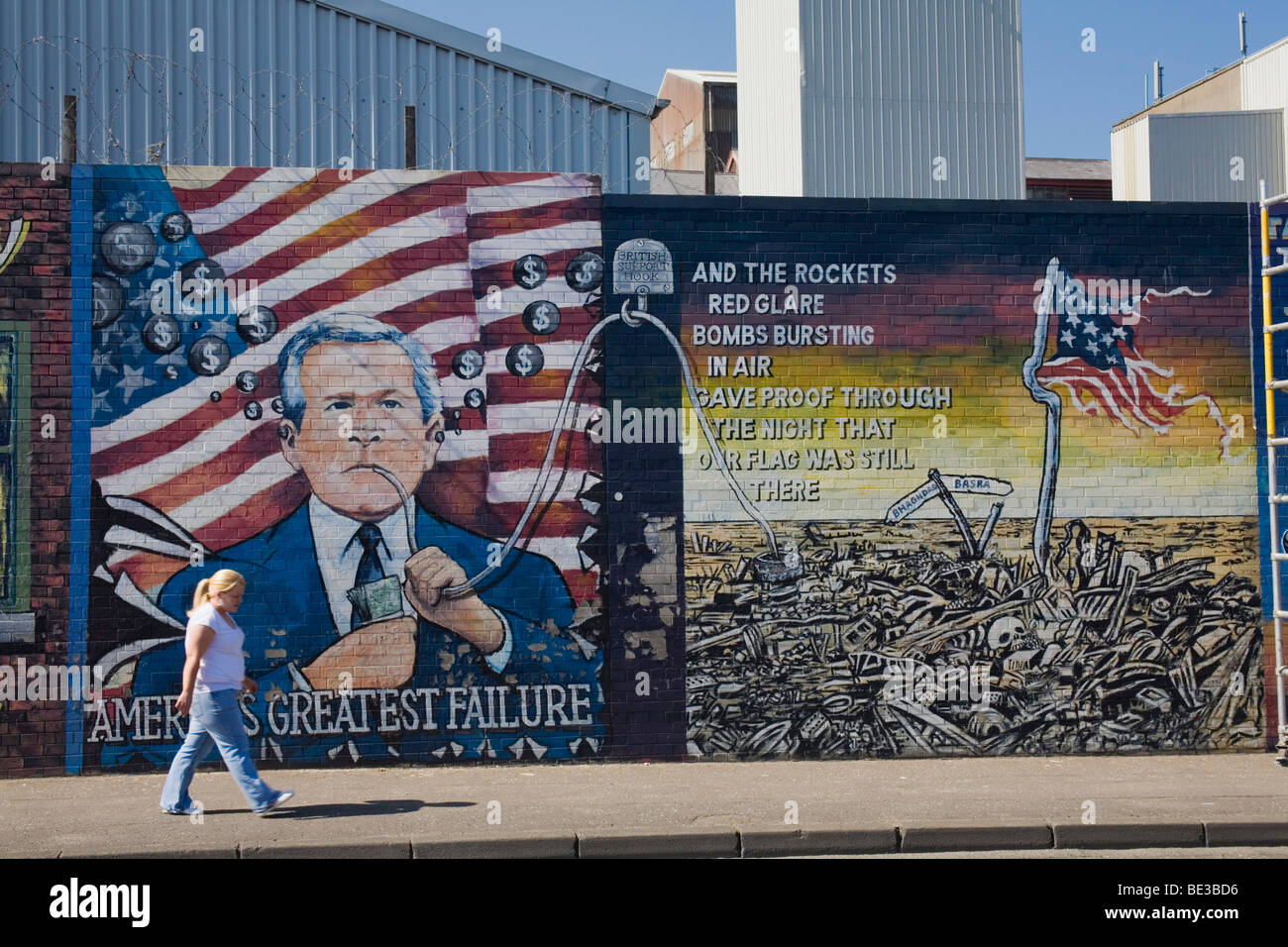 Pittura murale, contro George Bush, politica estera degli Stati Uniti, la guerra in Iraq, a Belfast, County Antrim, Ulster (Irlanda del Nord, unite Foto Stock