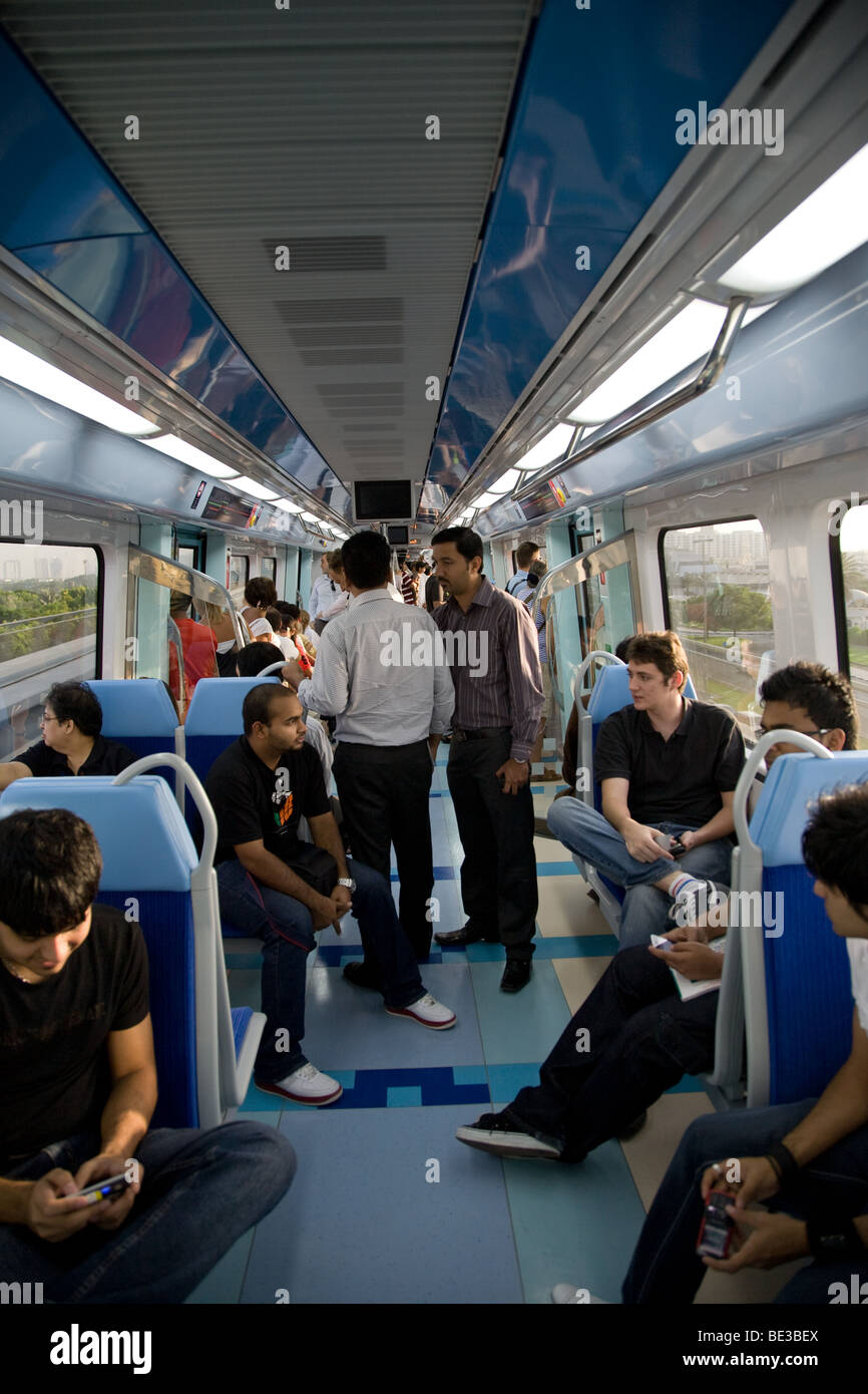 Nuova Dubai Metro linea ferroviaria via treno per i treni Foto Stock
