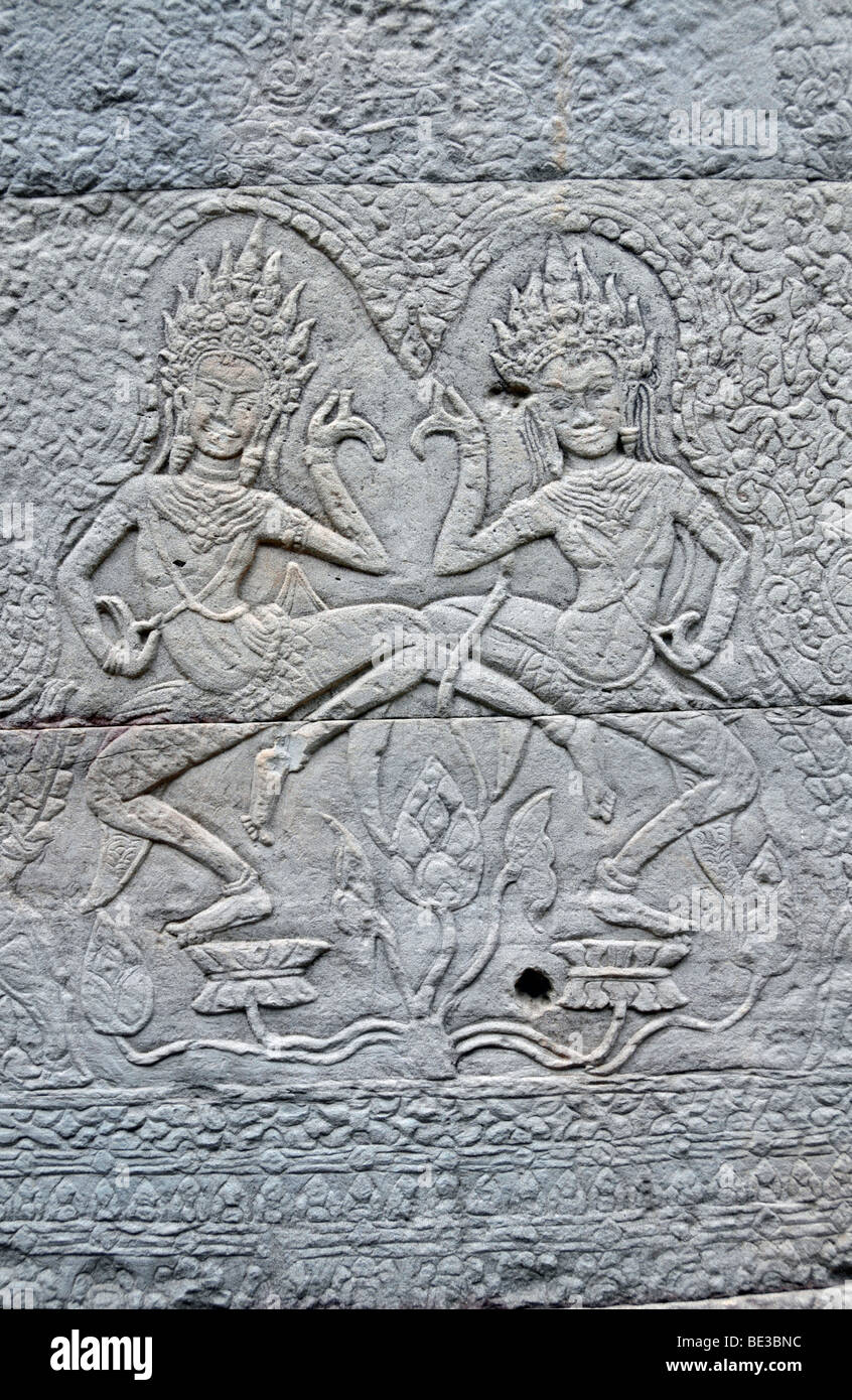 Danza Apsara, su un montante di Banteay Kdei, Angkor, Cambogia, Asia Foto Stock