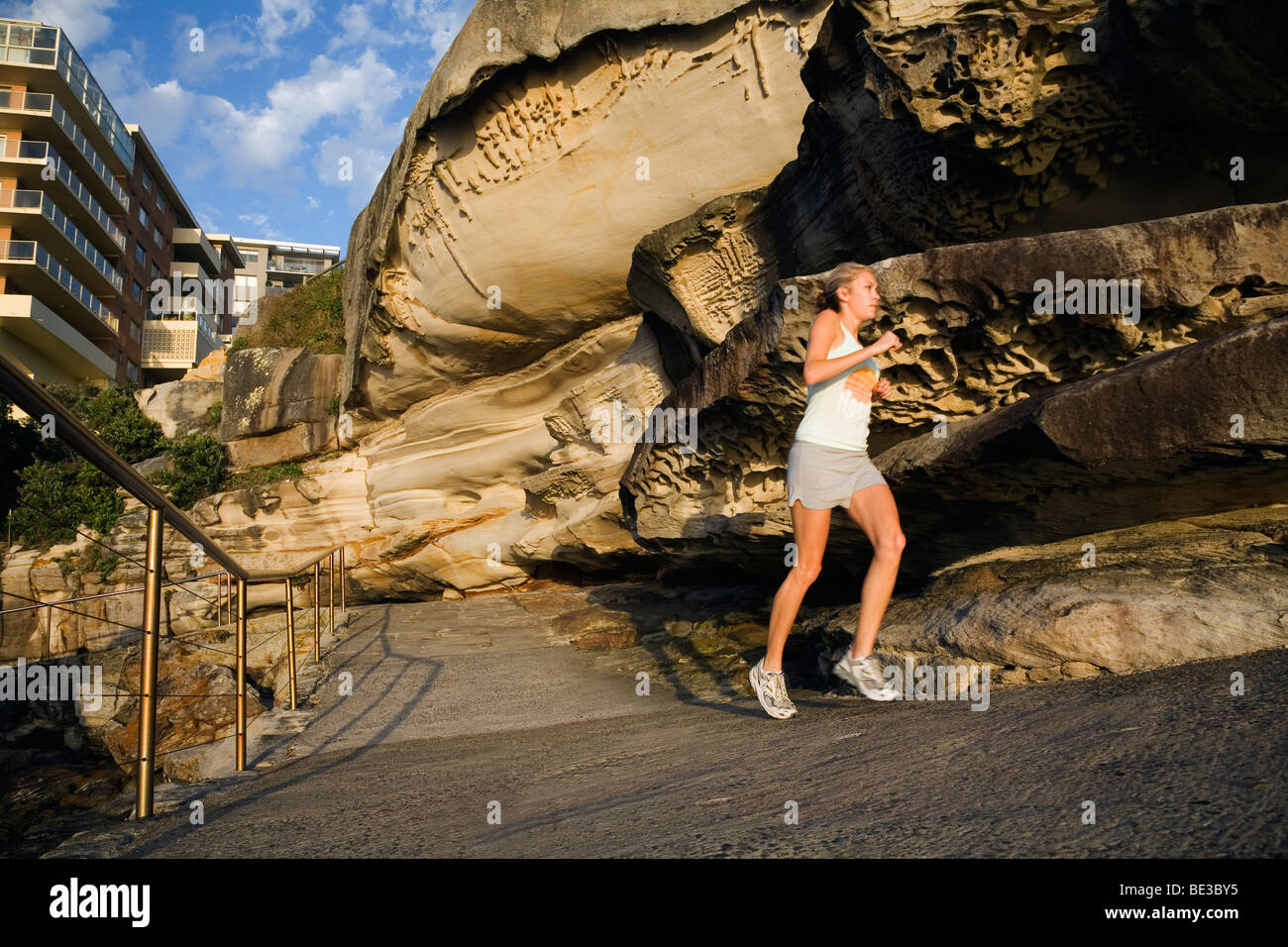 La mattina presto del jogging sul Bondi a Coogee sentiero costiero. Sydney, Nuovo Galles del Sud, Australia Foto Stock