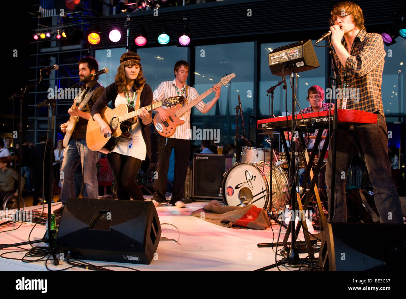 Ellen Smith, cantante e donna anteriore del british pop band Ellen e scappatelle live al Blue Balls Festival di fronte Foto Stock