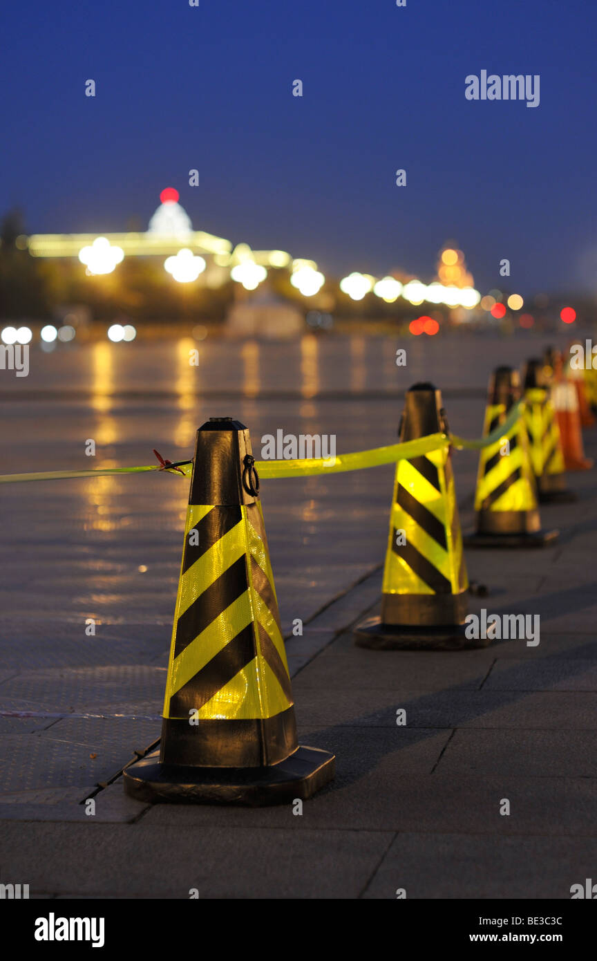 Piazza Tiananmen parzialmente recintata, verso l'angolo sud-est e la stazione ferroviaria di Qianmen, Pechino CN Foto Stock