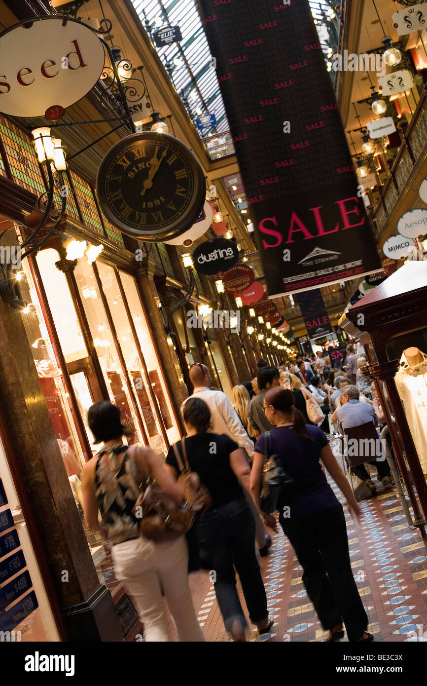 Shoppers sfoglia le boutiques di designer allo Strand Arcade - uno di Sydney's premier centri commerciali. Sydney, Nuovo Galles del Sud Foto Stock