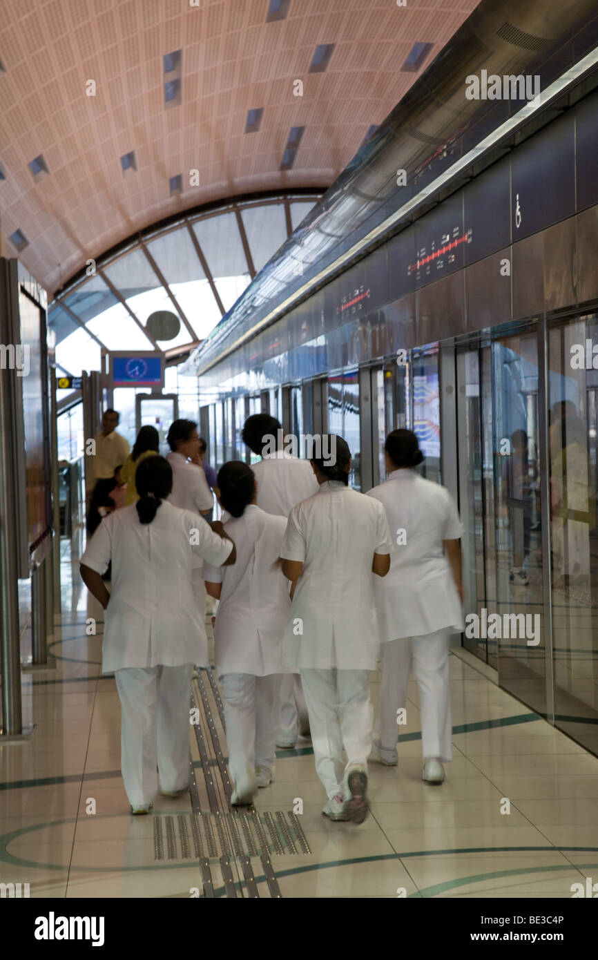 Nuova Dubai Metro linea ferroviaria via treno per i treni Foto Stock