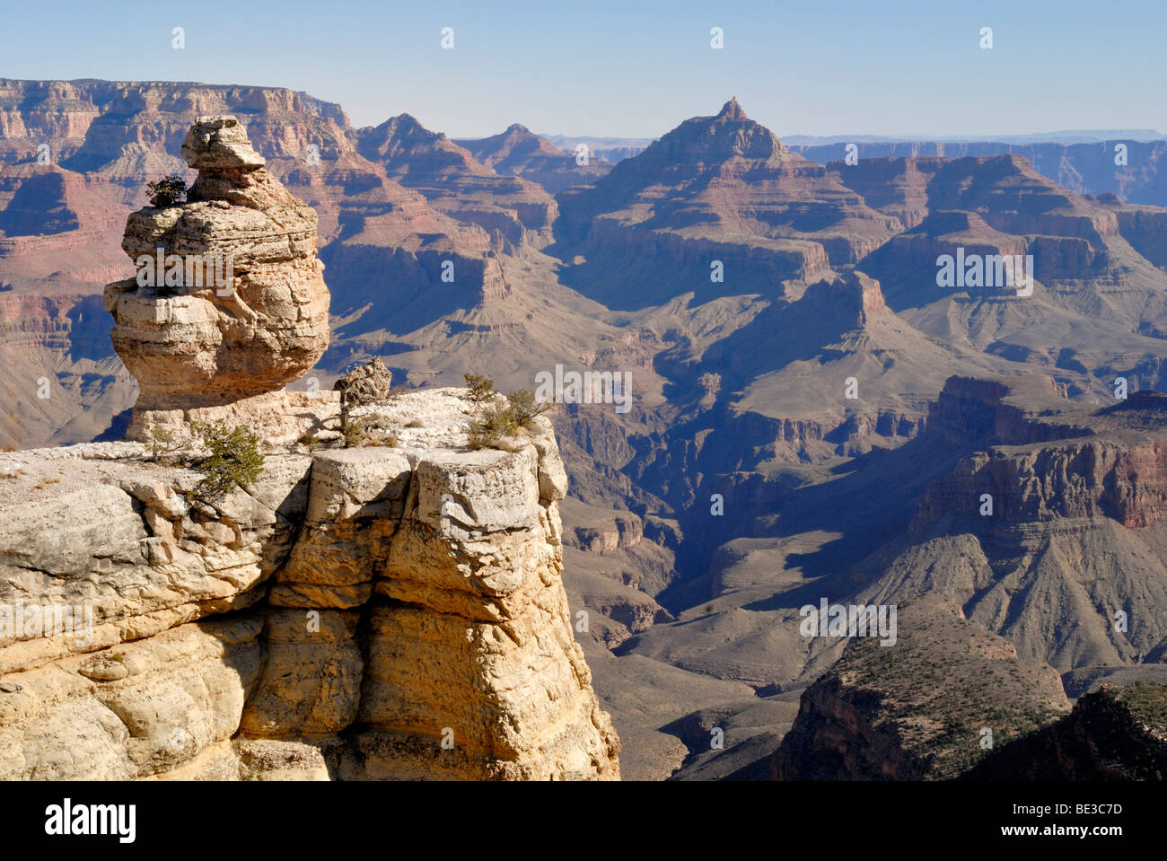 Vista dal bordo sud in direzione di Vishnu Temple e North Rim, il Parco Nazionale del Grand Canyon, Arizona, Stati Uniti d'America Foto Stock