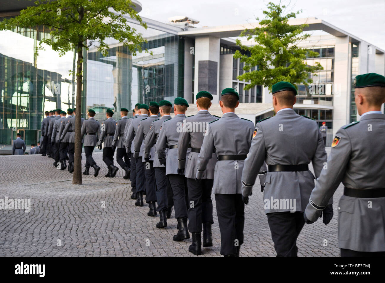 Guardia della Bundeswehr esercito tedesco esercizi per il cerimoniale di giuramento della Bundeswehr esercito tedesco di fronte al Paolo Loebe H Foto Stock