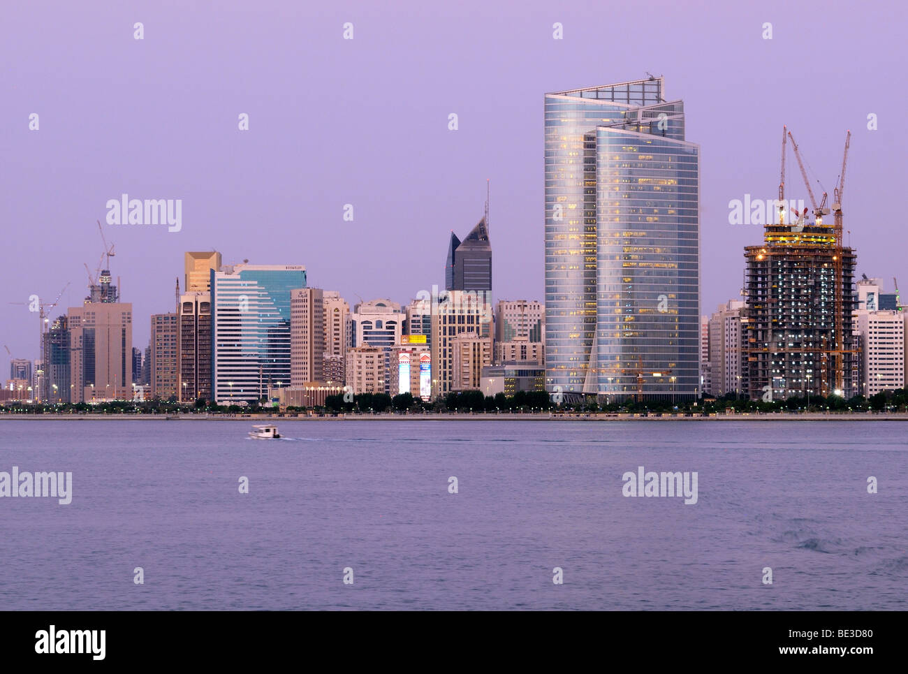 Grattacieli, edifici multipiano a La Corniche di Abu Dhabi, emirato Abu Dhabi, Emirati Arabi Uniti, in Arabia, in Medio Oriente, Foto Stock