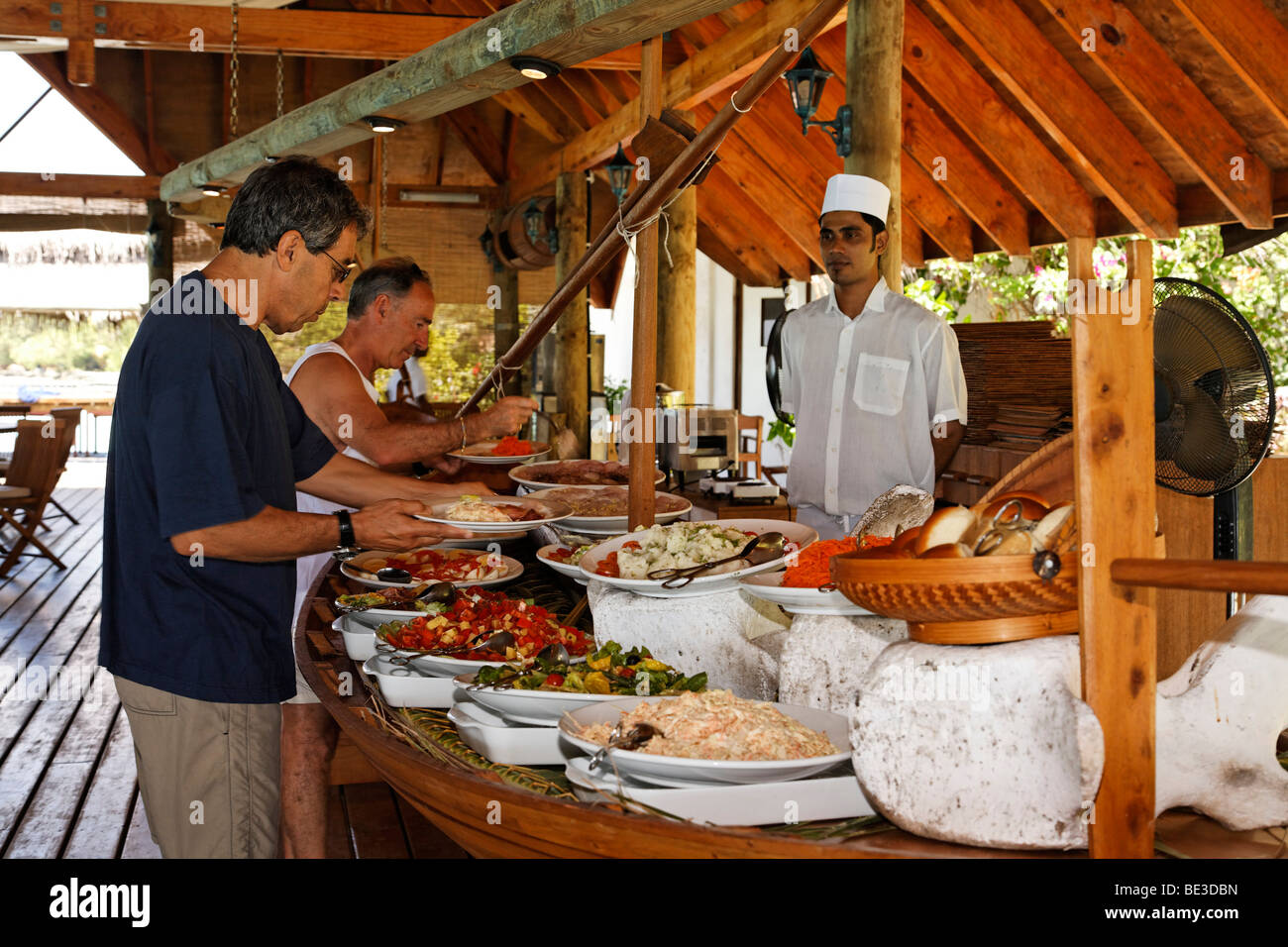 Gli ospiti presso il buffet con cook, Maldive isola, South Male Atoll, Maldive, Achipelago, Asia, Oceano Indiano Foto Stock