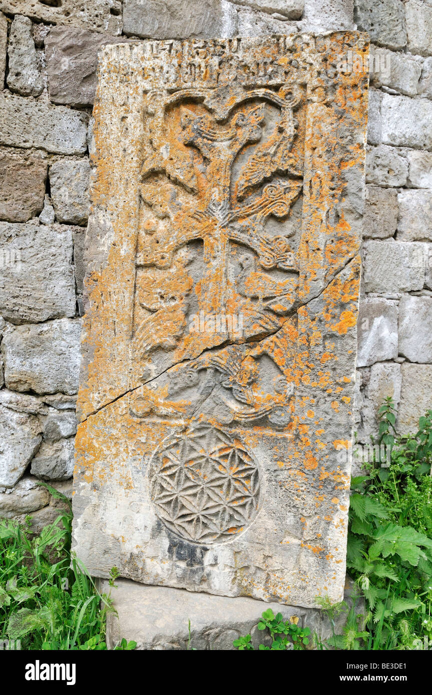 Tradizionale croce armena-pietra, khachkar, al monastero di Tatev vicino Goris, Armenia, Asia Foto Stock