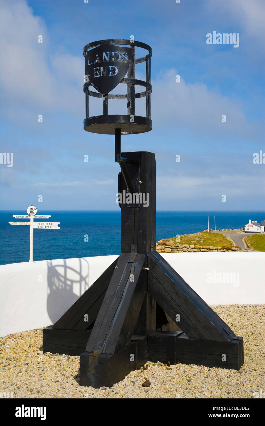 Il cartello e il faro rotante, basket fuoco, al Land's End, Penn un Wlas, Cornwall, England, Regno Unito, Europa Foto Stock