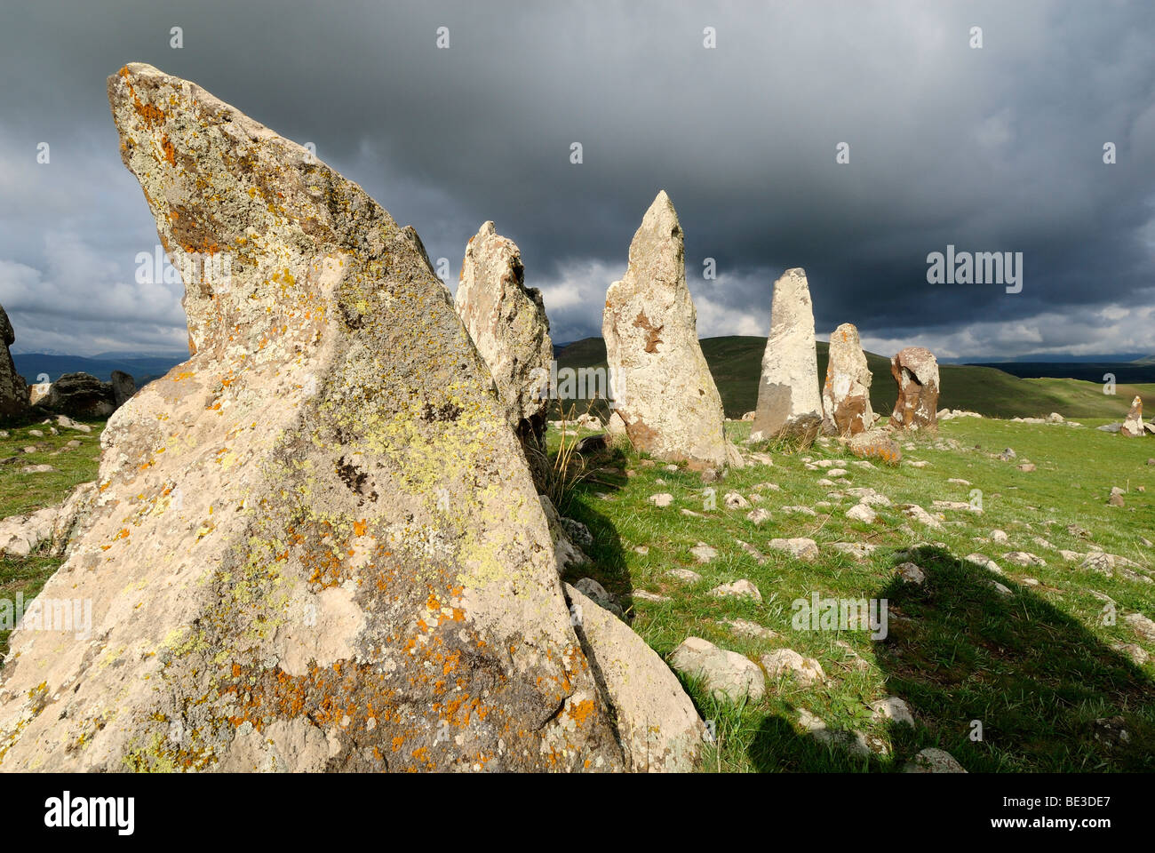 Zorats Karer, 6000 A.C. stoneage osservatorio, menhir di Karahunj, Cara Hunge, Armenia, Asia Foto Stock