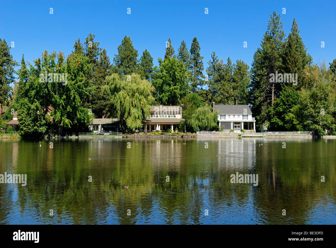 Albergo sul fronte spiaggia sul fiume Deschutes, piegare la cascata di gamma, Oregon, Stati Uniti d'America Foto Stock